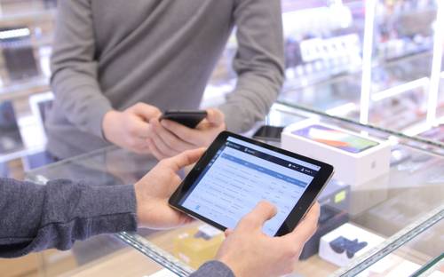 Canadian shopper scanning a grocery receipt for cashback using Caddle app