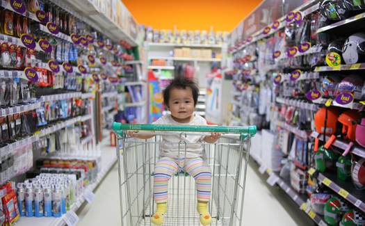 Canadian family planning grocery trip using Reebee flyer app in supermarket aisle