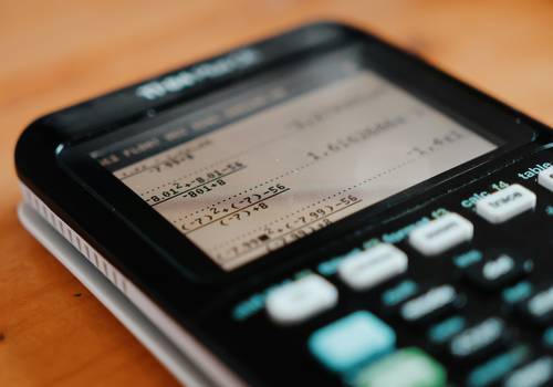 Canadian shopper using a cashback earnings calculator app to estimate savings
