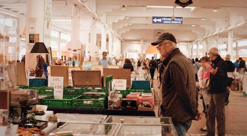 Canadian grocery shopper timing their coupons with weekly flyers and sales