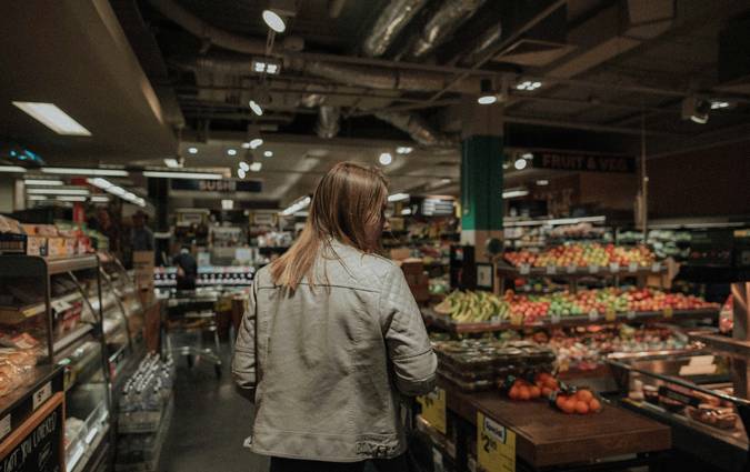 Canadian shopper using Flipp app to browse grocery flyers and plan savings at the supermarket