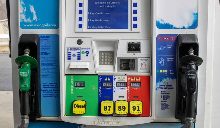 Flowchart illustration guiding Canadians through choosing a gas credit card