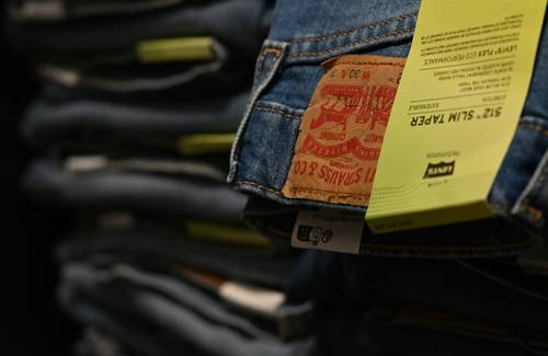 Canadian family stacking coupons at Mark’s for new workwear and casual clothing