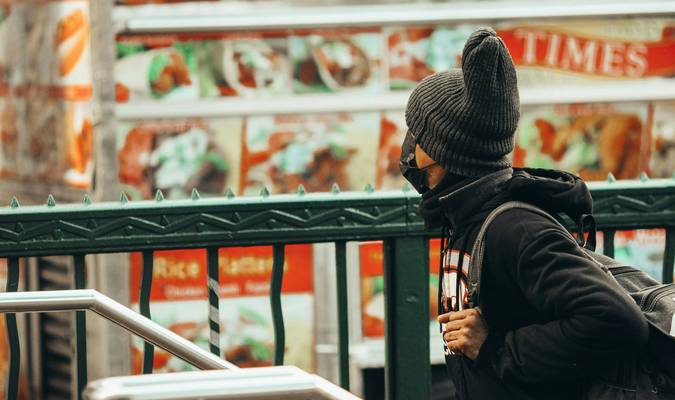 Canadian shopper using Metro digital coupons app in a grocery store checkout line