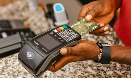 Shopper scanning Metro et Moi loyalty card at grocery checkout