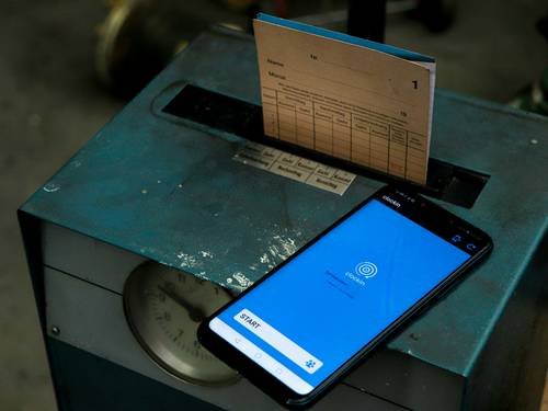 Metro Moi mobile app displaying barcode and points balance on smartphone