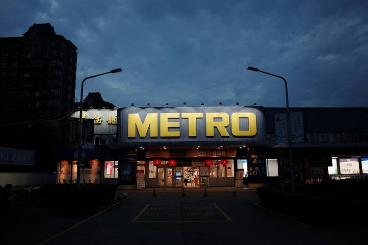 Metro & Moi app open on phone with Canadian shoppers using loyalty cards at Metro checkout