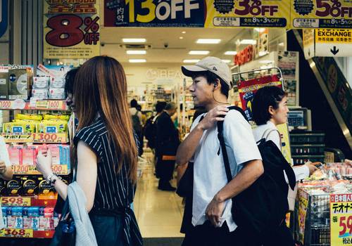 A Canadian family redeeming PC Optimum points at a grocery store checkout using the app