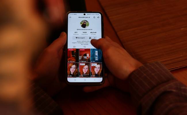Canadian family using Reebee app on a smartphone to browse grocery flyers in-store