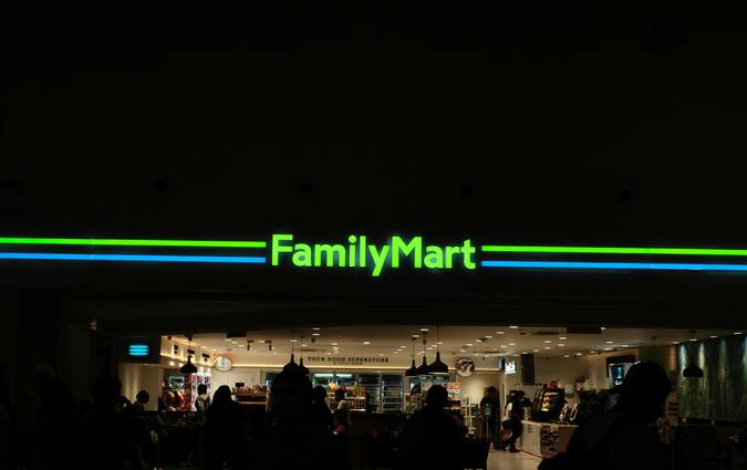 Canadian family securely using digital coupons in a grocery store