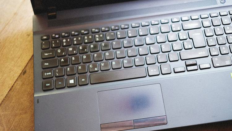 Shopper browsing Samsung Canada deals on a laptop