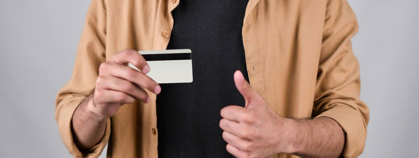 pc optimum electronics haul||bonus redemption shopping||shoppers electronics deals#|#Shopper holding PC Optimum card at checkout during bonus redemption#|#shoppers-bonus-redemption-hero.jpg