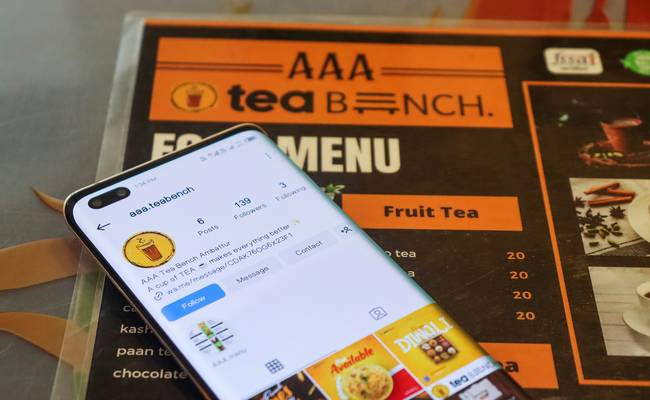 Canadian shopper comparing top coupon apps on smartphone while holding grocery receipt